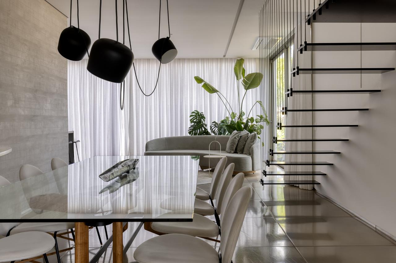 Escada metálica moderna instalada em ambiente residencial de alto padrão